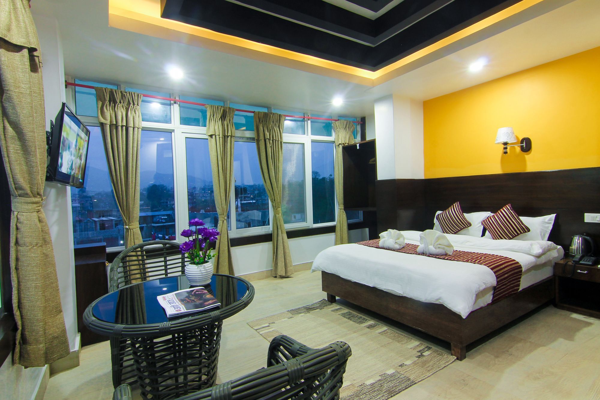 Hotel Lakeside Pokhara Buitenkant foto