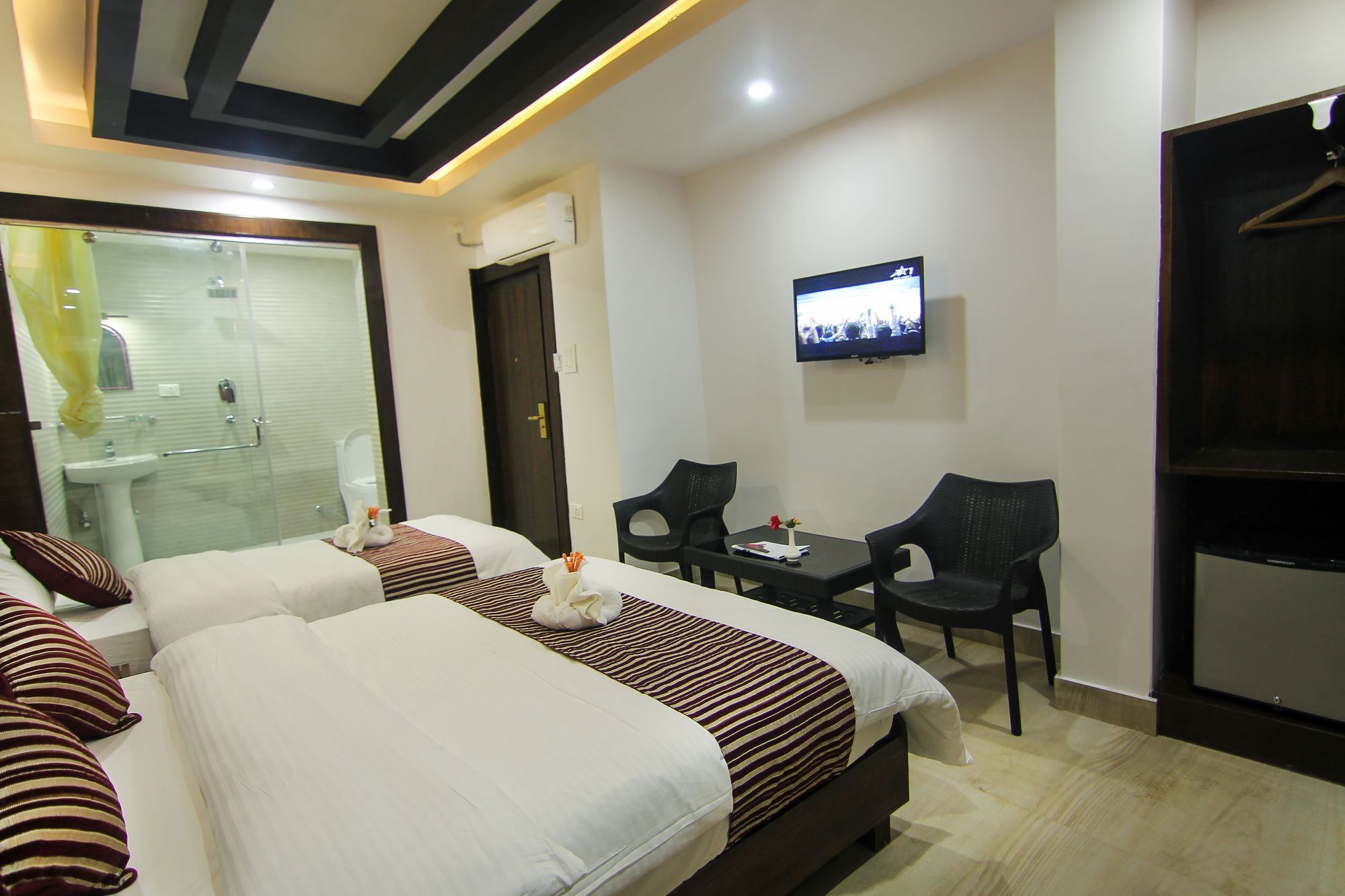 Hotel Lakeside Pokhara Buitenkant foto