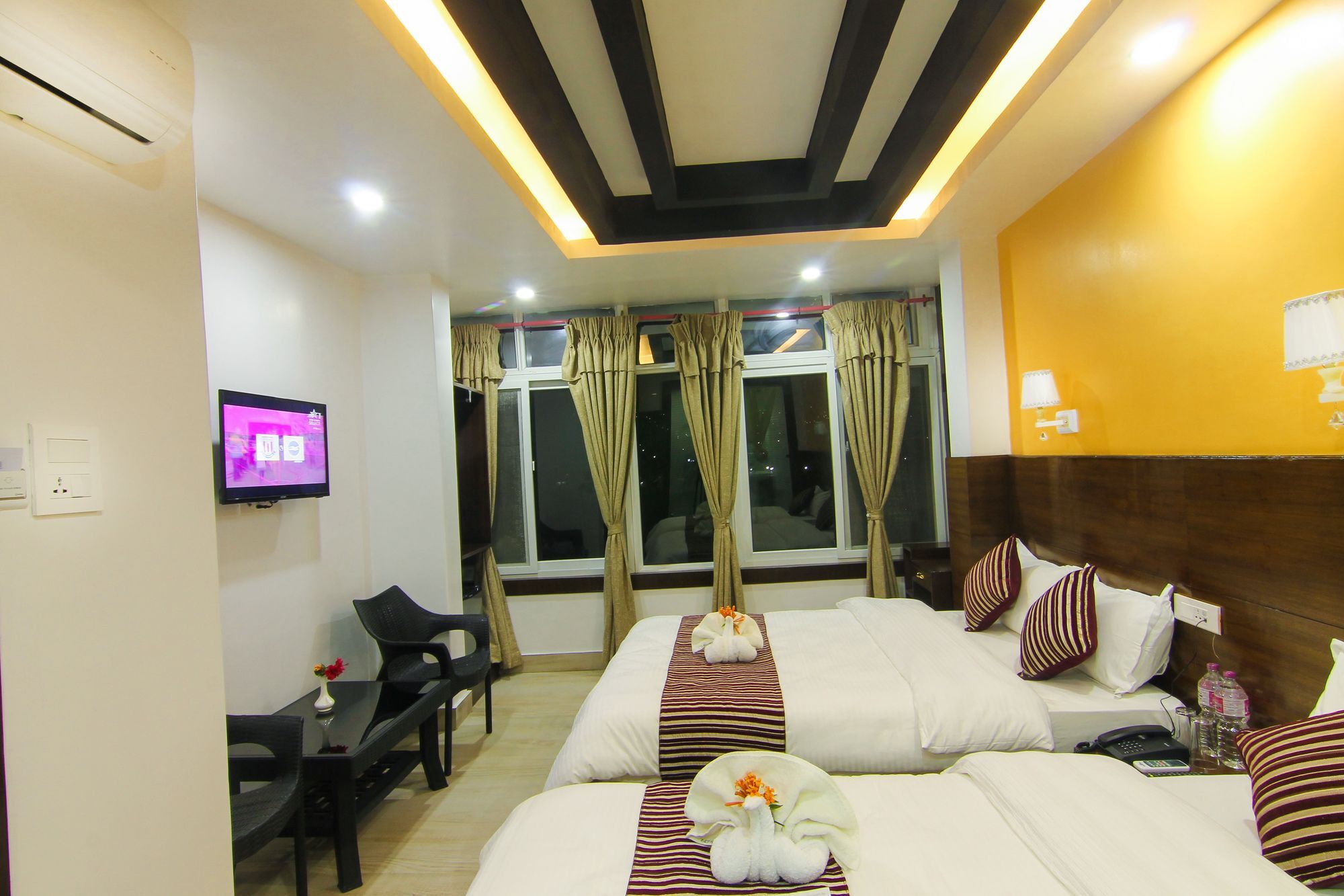 Hotel Lakeside Pokhara Buitenkant foto
